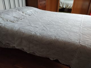 Colcha de ganchillo con dos cojines