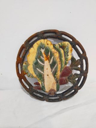 Antiguo salvamanteles reposa ollas hierro