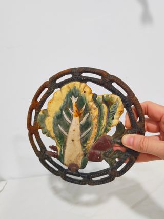 Antiguo salvamanteles reposa ollas hierro