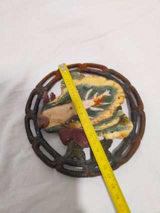 Antiguo salvamanteles reposa ollas hierro