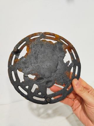 Antiguo salvamanteles reposa ollas hierro