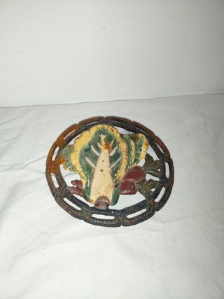 Antiguo salvamanteles reposa ollas hierro