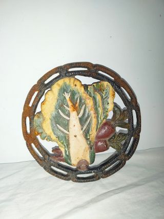 Antiguo salvamanteles reposa ollas hierro