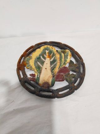 Antiguo salvamanteles reposa ollas hierro