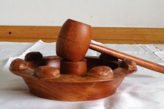 Schiaccianoci vintage in legno