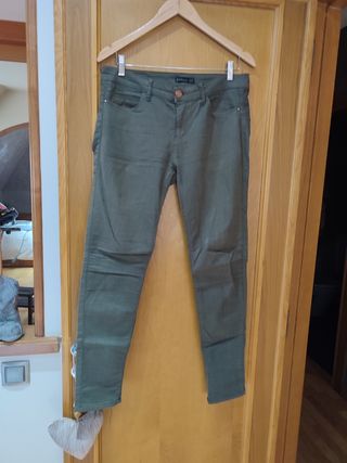 Pantalón Stradivarius 42