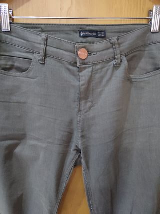 Pantalón Stradivarius 42