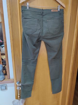 Pantalón Stradivarius 42