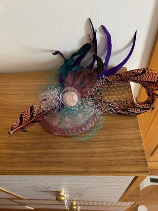 Vestido con fajín y tocado