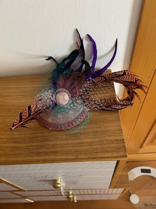 Vestido con fajín y tocado