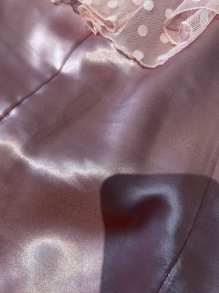 Vestido con fajín y tocado