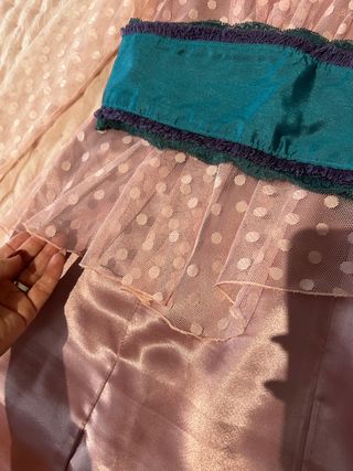 Vestido con fajín y tocado