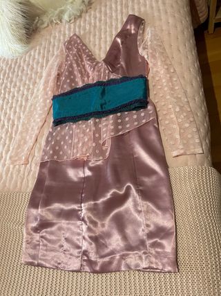 Vestido con fajín y tocado