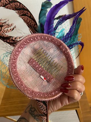 Vestido con fajín y tocado