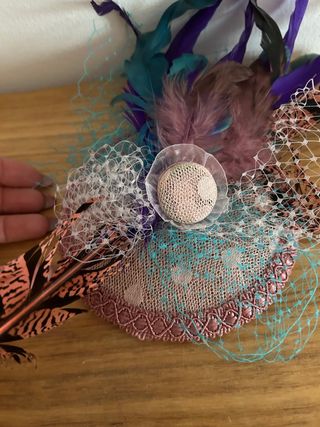 Vestido con fajín y tocado