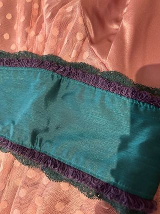 Vestido con fajín y tocado