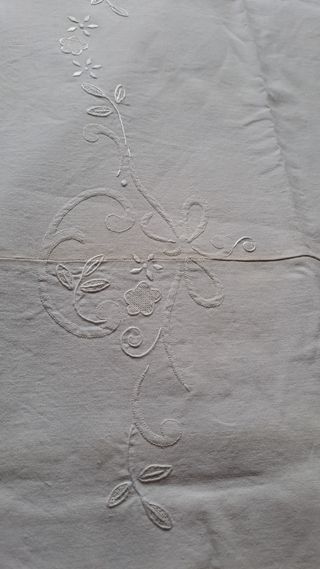 Lenzuolo matrimoniale di lino ricamato a mano
