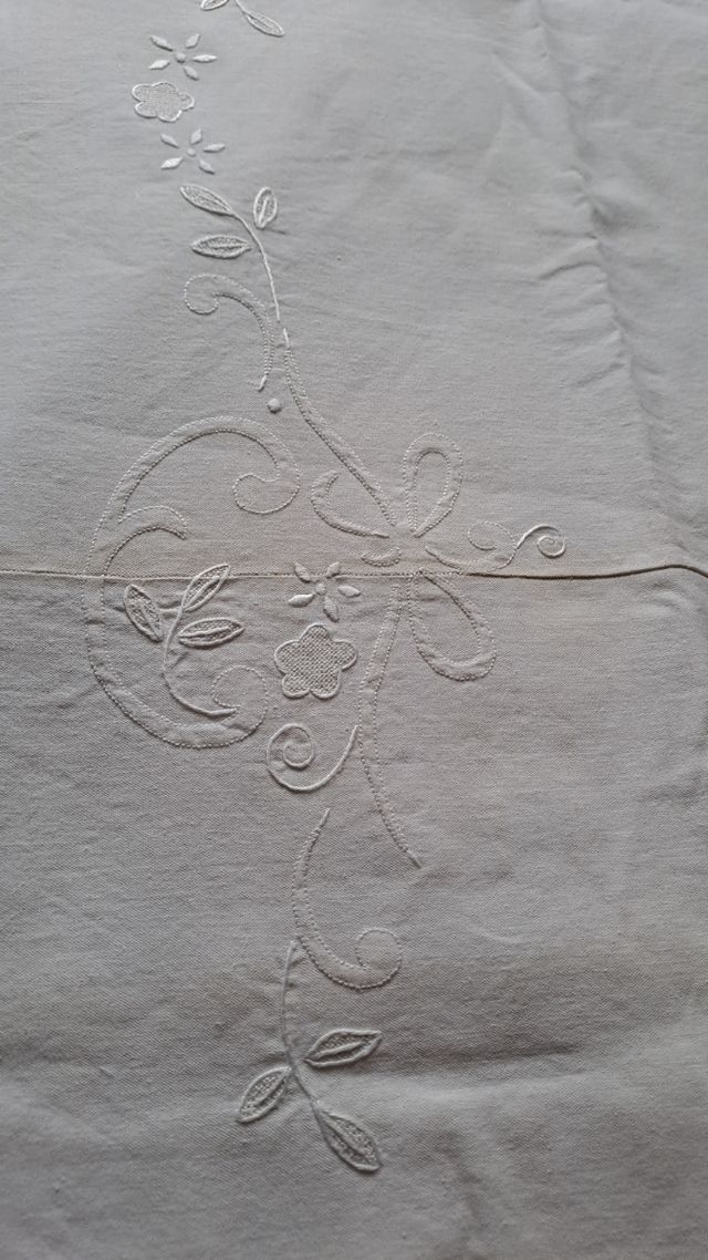 Lenzuolo matrimoniale di lino ricamato a mano