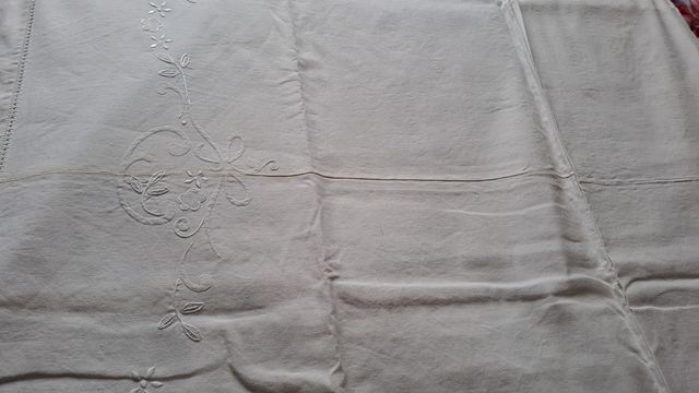 Lenzuolo matrimoniale di lino ricamato a mano