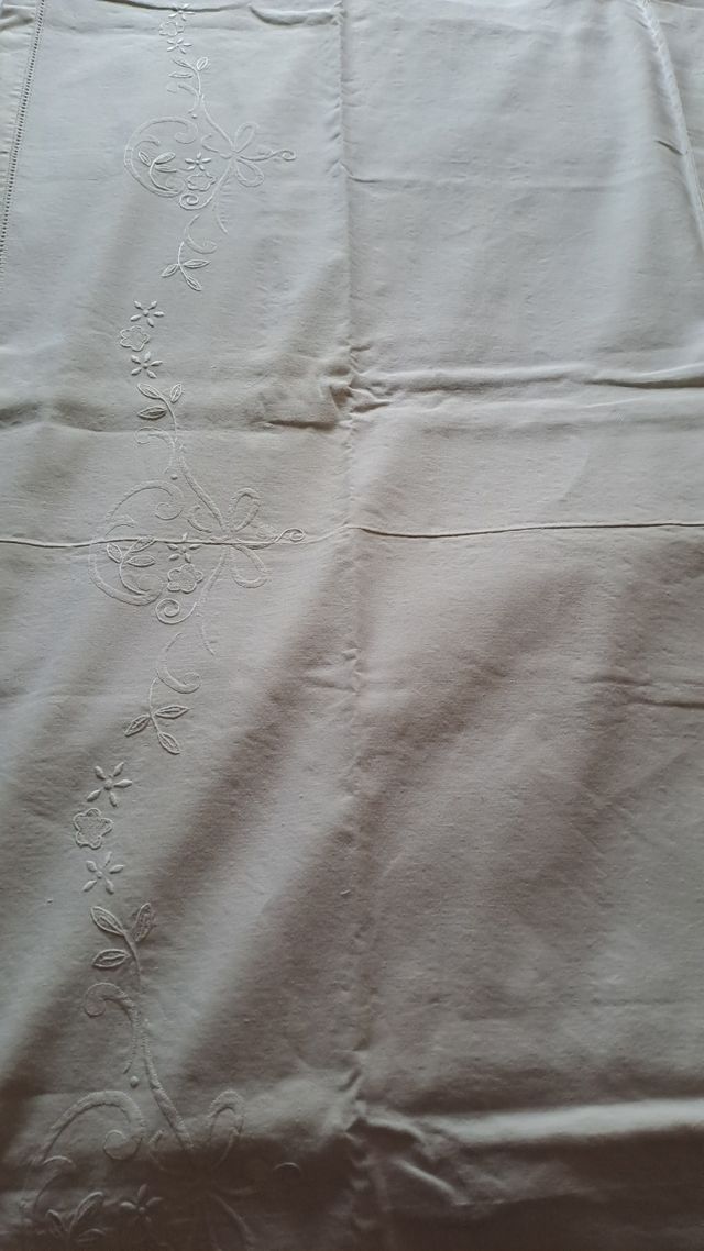 Lenzuolo matrimoniale di lino ricamato a mano