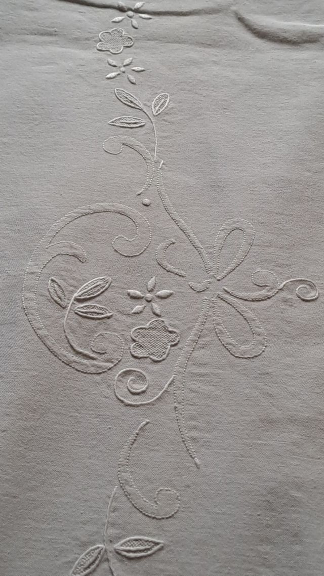 Lenzuolo matrimoniale di lino ricamato a mano