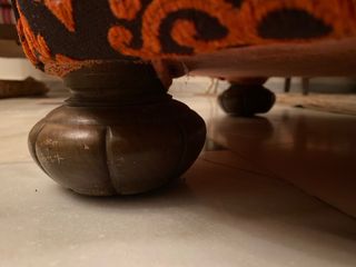 Butacas, sofas señoriales.