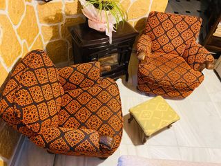 Butacas, sofas señoriales.