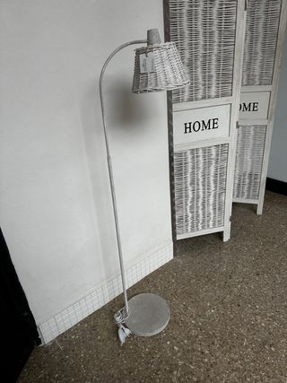 lámpara de pie mimbre