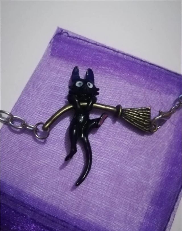 Colgante gato negro en escoba