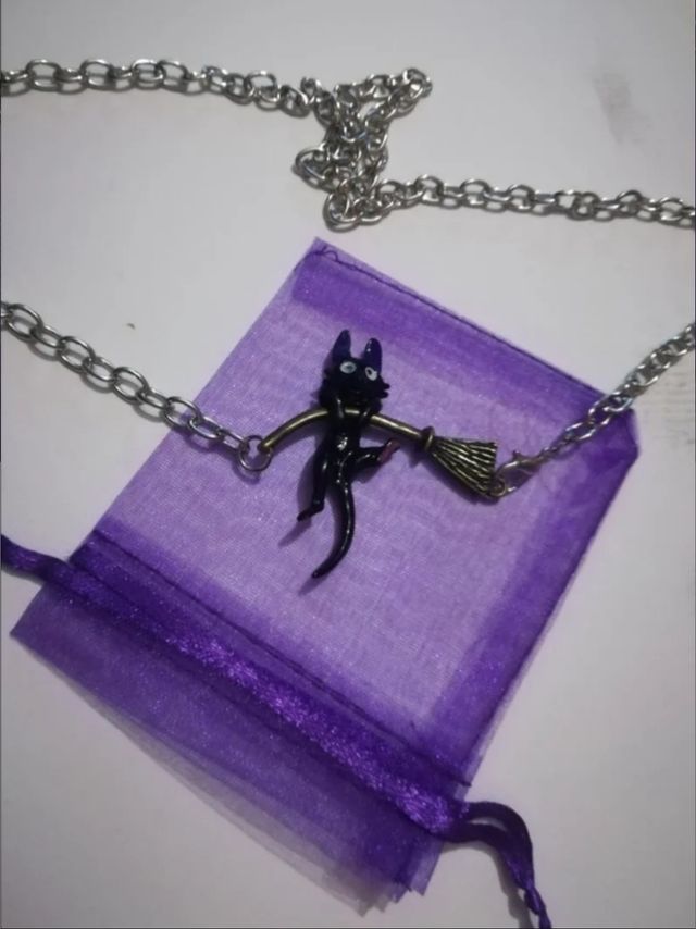 Colgante gato negro en escoba