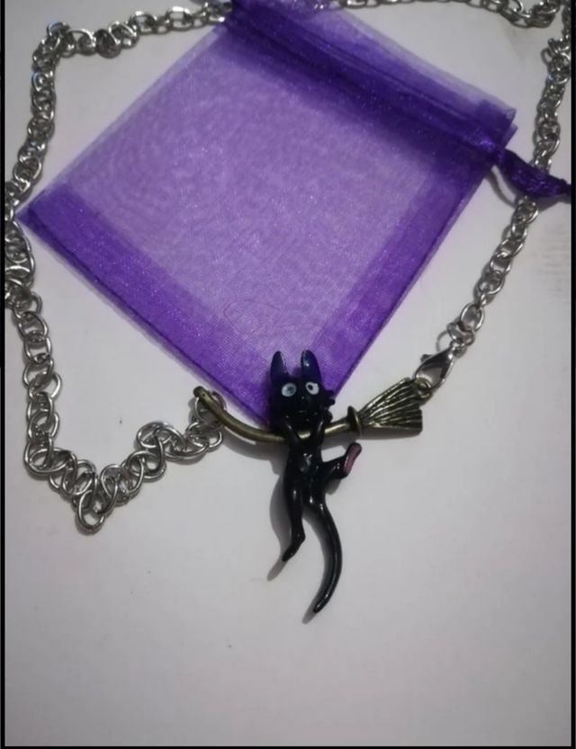 Colgante gato negro en escoba