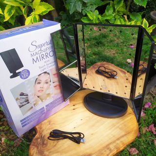 Espejo Con 22 Luces Led con pie y aumento