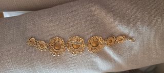 Pulsera con chapado oro.