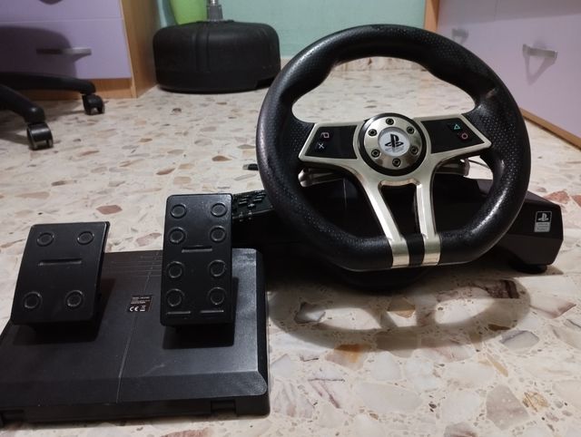 Volante y pedales para PS4 ( precio negociable)
