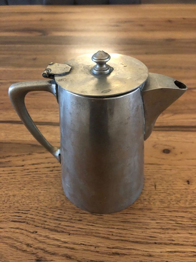 Brocca in metallo marcata sul fondo GS