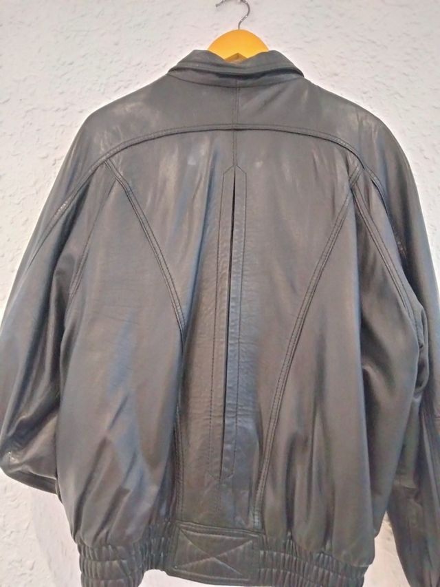 Chaqueta piel negra auténtica.