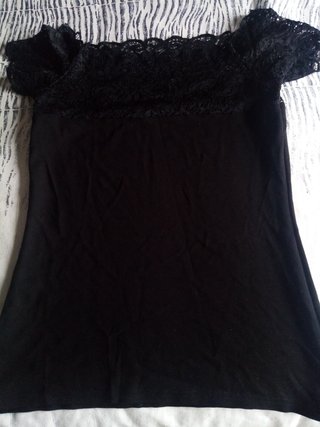 top negro con puntilla en el escote