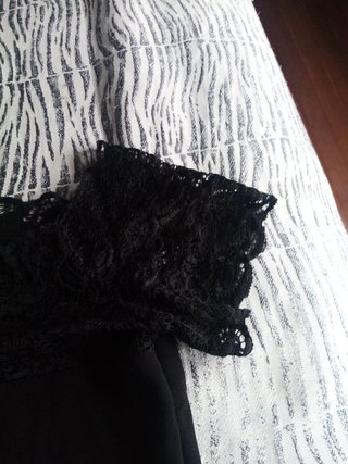 top negro con puntilla en el escote