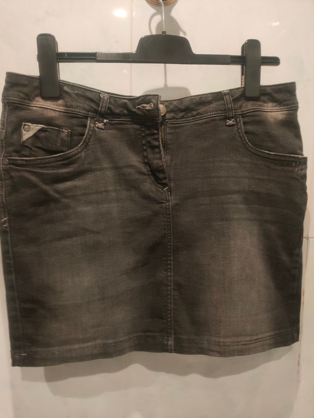 Minifalda vaquera elástica.