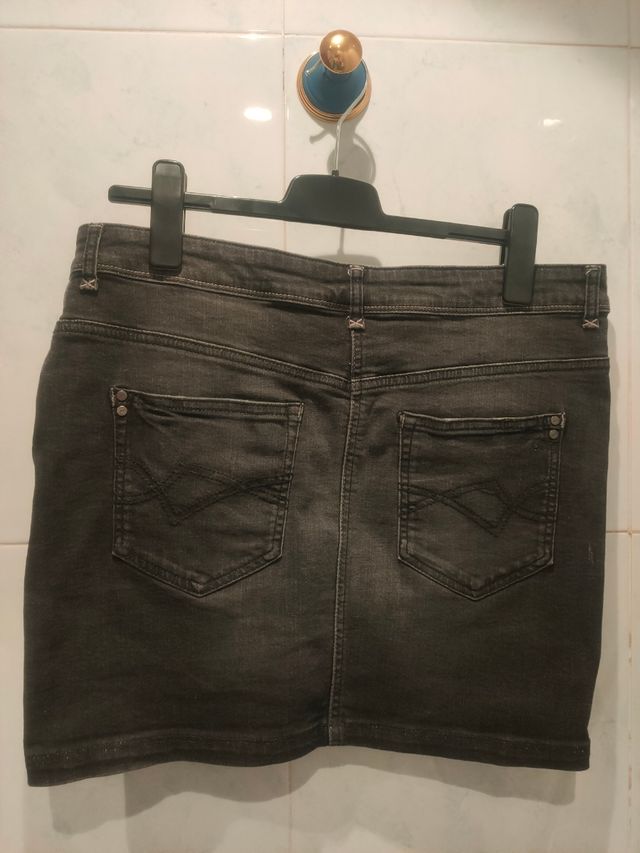 Minifalda vaquera elástica.