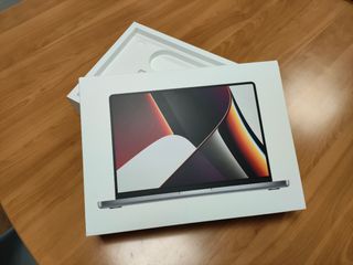 CAJA vacía de MacBook pro 14 + regalo