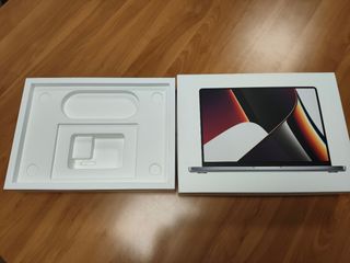 CAJA vacía de MacBook pro 14 + regalo