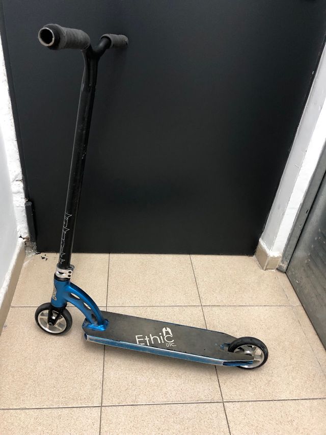 Scooter hecho a piezas.