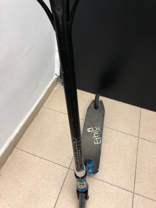 Scooter hecho a piezas.