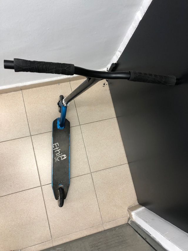 Scooter hecho a piezas.