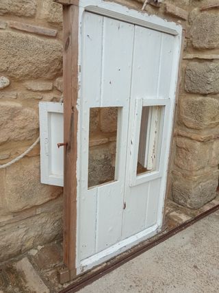 Ventana antigua de madera 