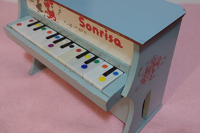 Piano juguete antiguo. Sonrisa