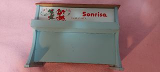 Piano juguete antiguo. Sonrisa