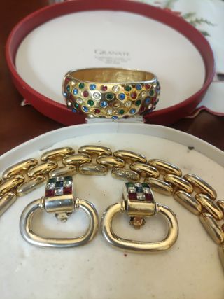 Conjunto de gargantilla, pendientes y pulsera.