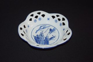 Cesta do pão em ceramica com desenho em azul